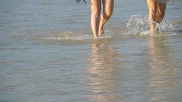 marcher pieds nus sur la plage video