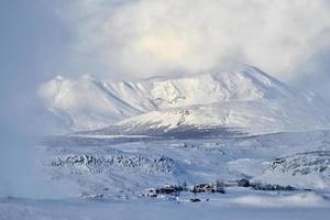 paisaje helado en islandia con vistas a la montaña foto