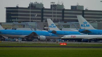 tui voar boeing 737 taxiando video