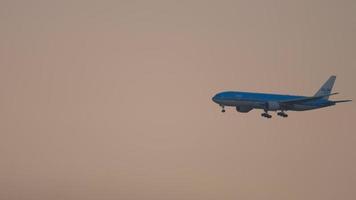 KLM Boeing 777 approaching video