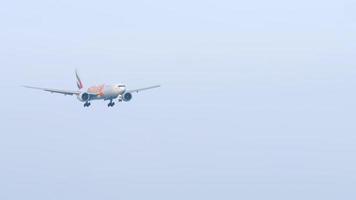 Boeing 777 Emirates landing