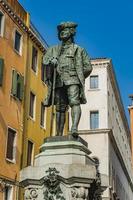 monumento a carlo goldoni en venecia, italia foto