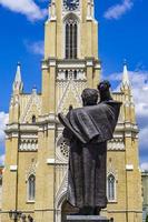 vista trasera en el monumento svetozar miletic y el nombre de la iglesia de maría en novi sad, serbia foto