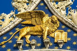 león dorado en la parte superior de la basílica de san marcos en venecia, italia foto