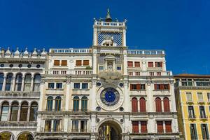 reloj antiguo torre dell'orologio en la plaza san marco en venecia, italia foto