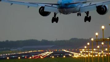 KLM Boeing 777 landing video