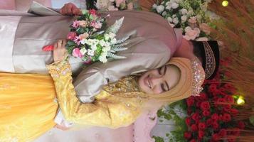 cianjur regency java occidental indonesia el 15 de junio de 2021 - una pareja feliz. boda musulmana indonesia. foto