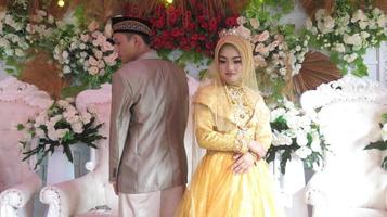 cianjur regency java occidental indonesia el 15 de junio de 2021 - una pareja feliz. boda musulmana indonesia. foto