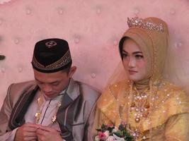 cianjur regency java occidental indonesia el 15 de junio de 2021 - una pareja feliz. boda musulmana indonesia. foto