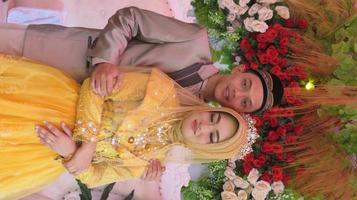 cianjur regency java occidental indonesia el 15 de junio de 2021 - una pareja feliz. boda musulmana indonesia. foto