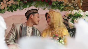 cianjur regency java occidental indonesia el 15 de junio de 2021 - una pareja feliz. boda musulmana indonesia. foto