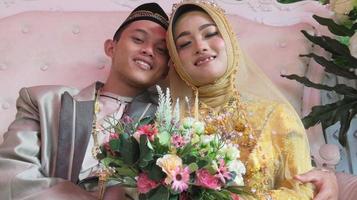 cianjur regency java occidental indonesia el 15 de junio de 2021 - una pareja feliz. boda musulmana indonesia. foto