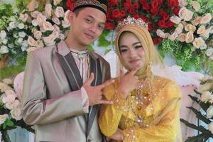 cianjur regency java occidental indonesia el 15 de junio de 2021 - una pareja feliz. boda musulmana indonesia. foto