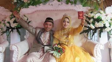 cianjur regency java occidental indonesia el 15 de junio de 2021 - una pareja feliz. boda musulmana indonesia. foto