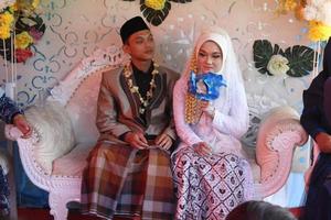 cianjur regency java occidental indonesia el 12 de junio de 2021 - una pareja feliz. boda musulmana indonesia. foto