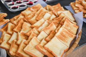 pan rebanado en una bandeja lista para servir, pan tostado para el desayuno foto