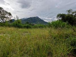 la aparición del monte merapi boyolali, Java central visto desde el lado norte con tierras agrícolas en primer plano foto