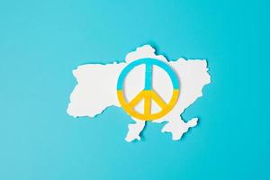 apoyo a ucrania en la guerra con rusia, símbolo de paz con bandera de ucrania. rezar, no a la guerra, detener la guerra, estar con ucrania y el desarme nuclear foto