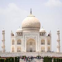 el taj mahal es un mausoleo de mármol blanco marfil en la orilla sur del río yamuna en la ciudad india de agra, uttar pradesh, taj mahal, agra, uttar pradesh, india, vista de día soleado foto