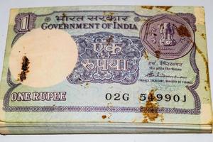 notas antiguas de una rupia combinadas en la mesa, dinero de india en la mesa giratoria. viejos billetes de moneda india en una mesa giratoria, moneda india en la mesa foto