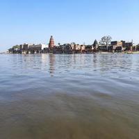 vista del río yamuna desde el barco en el día en vrindavan, templo de krishna kesi ghat a orillas del río yamuna en la ciudad de vrindavan, navegación en el río yamuna vrindavan foto