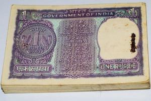 notas antiguas de una rupia combinadas en la mesa, dinero de india en la mesa giratoria. viejos billetes de moneda india en una mesa giratoria, moneda india en la mesa foto