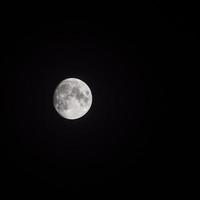 lapso de tiempo de la luna, lapso de tiempo de existencias subida de la luna llena en el cielo de la naturaleza oscura, la noche. Lapso de tiempo de disco de luna llena con luz de luna en el cielo negro oscuro de la noche. secuencias de video gratuitas de alta calidad o timelapse foto