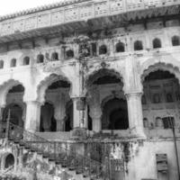 fuerte jahangir mahal orchha en orchha, madhya pradesh, india, jahangir mahal o el palacio orchha es una ciudadela y una guarnición ubicada en orchha madhya pradesh. india, india sitio arqueológico negro blanco foto