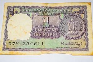 Raro viejo billete indio de una rupia en moneda de fondo blanco, gobierno de India billete antiguo de una rupia en moneda india, viejo billete indio en la mesa foto