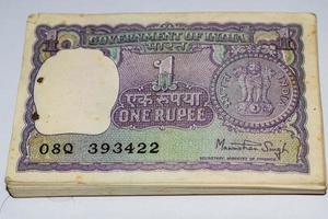 notas antiguas de una rupia combinadas en la mesa, dinero de india en la mesa giratoria. viejos billetes de moneda india en una mesa giratoria, moneda india en la mesa foto