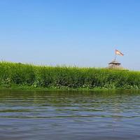 vista del río yamuna desde el barco en el día en vrindavan, templo de krishna kesi ghat a orillas del río yamuna en la ciudad de vrindavan, navegación en el río yamuna vrindavan foto