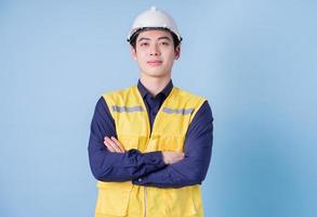 retrato de trabajador de la construcción sobre fondo azul foto