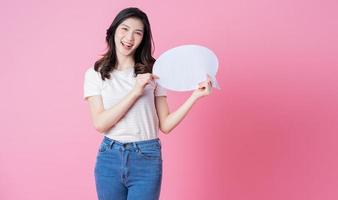 imagen de una joven asiática sosteniendo una burbuja de mensaje en el fondo del enlace foto