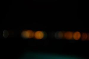 luz abstracta en el bokeh de la ciudad y luces desenfocadas, fondo borroso nocturno foto