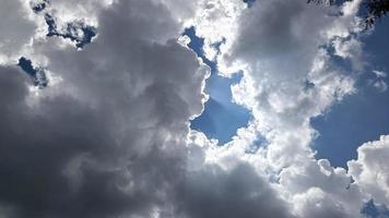 verano en los días en que el clima parece que va a llover la luz del sol sale de las nubes oscuras foto