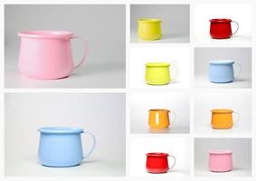 un colorido juego de tazas o tazas de zinc de colores. foto