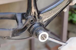 proceso de reparación y limpieza de bicicletas, cierre de piezas de ciclo, taller de bicicletas foto