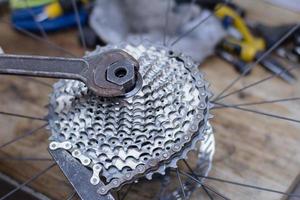 proceso de reparación y limpieza de bicicletas, cierre de piezas de ciclo, taller de bicicletas foto