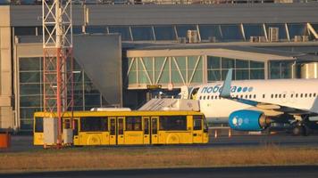 bus de l'aire de trafic à l'aéroport video