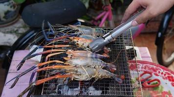 les crevettes sont grillées sur le gril ou sur la cuisinière. cuisiner des fruits de mer grillés à la maison. grosses crevettes sur la cuisinière. ça devient orange et c'est mûr. video