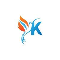 letra k combinada con el logotipo del icono del colibrí del ala de fuego
