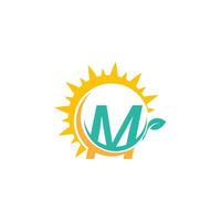 logotipo de icono de letra m con hoja combinada con diseño de sol vector