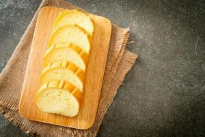 Pan de patatas en rodajas sobre tablero de madera foto