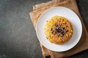 arroz frito con huevo al estilo coreano foto