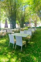 Mesa y silla de mimbre vacía en el restaurante al aire libre foto