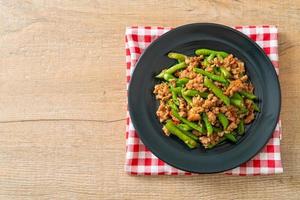 judías verdes o judías verdes salteadas con carne de cerdo picada foto