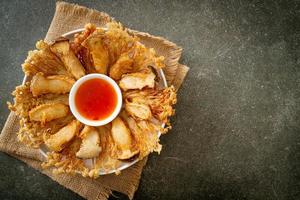 hongo enoki frito y hongo ostra rey con salsa picante foto