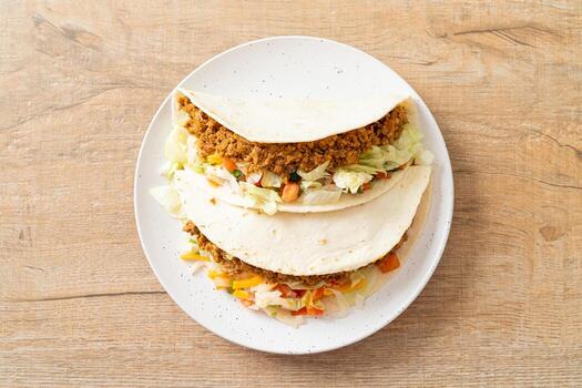 tacos mexicanos con pollo picado foto