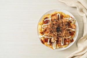 pizza tradicional japonesa que se llama okonomiyaki foto