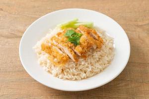 arroz al vapor con pollo frito o arroz con pollo hainanés